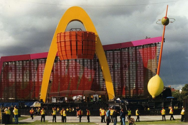 1024px-U2_PopMart_Tour,_Belfast,_August_1997_(01) By Ardfern [CC BY-SA 3.0 (httpscreativecommons.orglicensesby-sa3.0) or GFDL (httpwww.gnu.orgcopyleftfdl.html)], from Wikimedia Commons